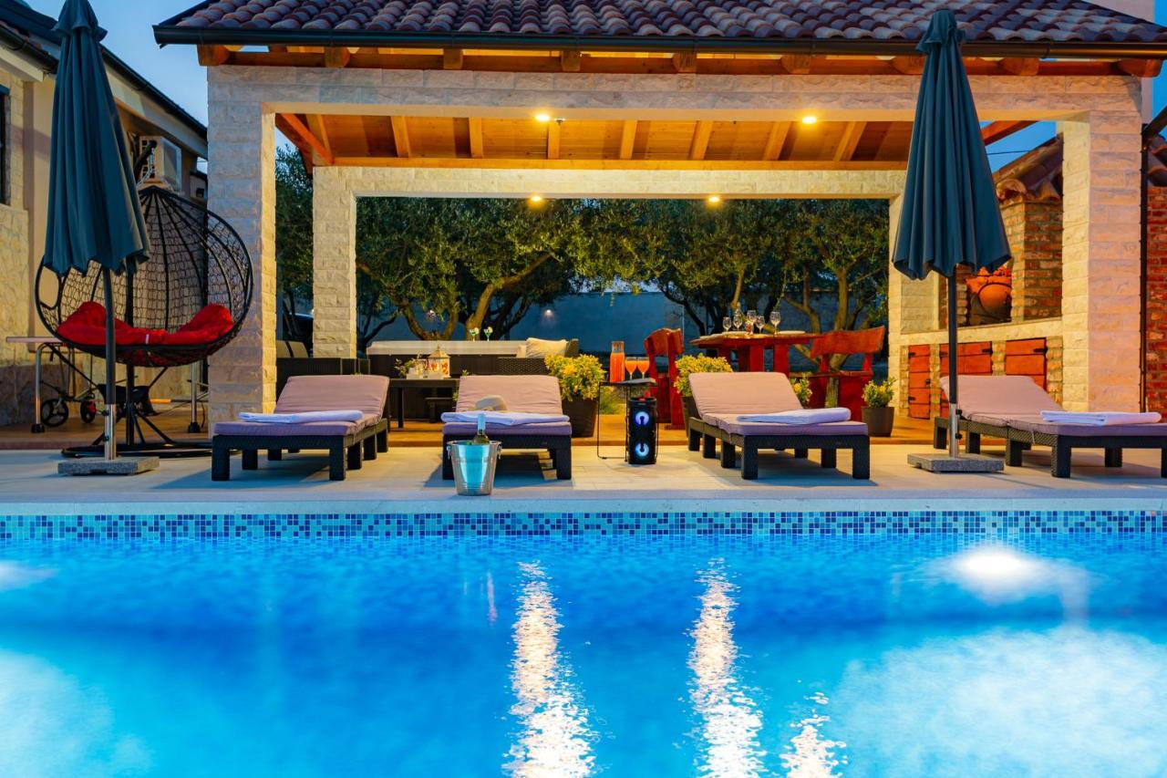 Villa Lorema-Pet Friendly On 5000 Sqm Garden,Pool, Jacuzzi, Billiard&Ps5 Sveti Filip i Jakov Exteriér fotografie