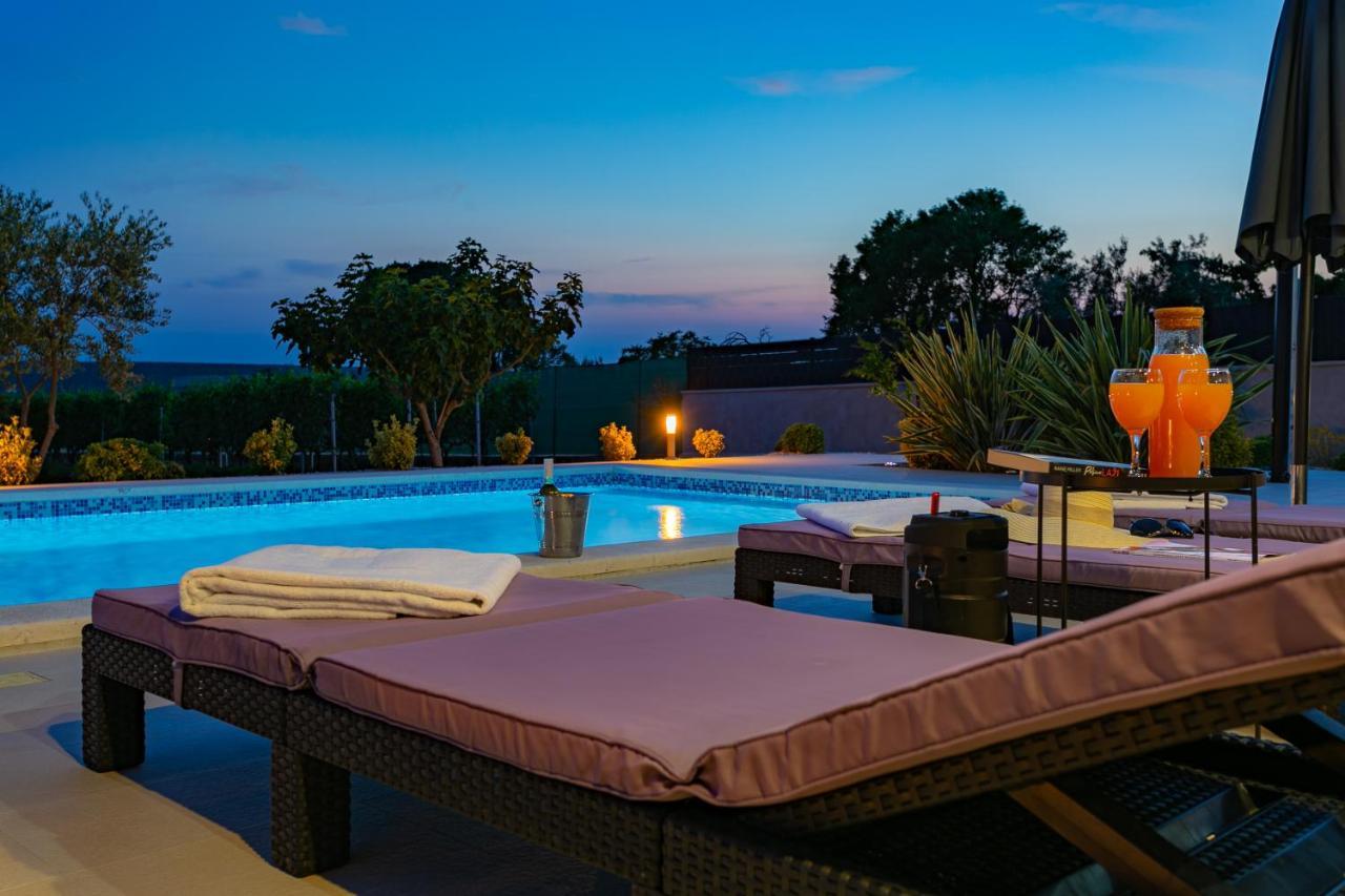 Villa Lorema-Pet Friendly On 5000 Sqm Garden,Pool, Jacuzzi, Billiard&Ps5 Sveti Filip i Jakov Exteriér fotografie