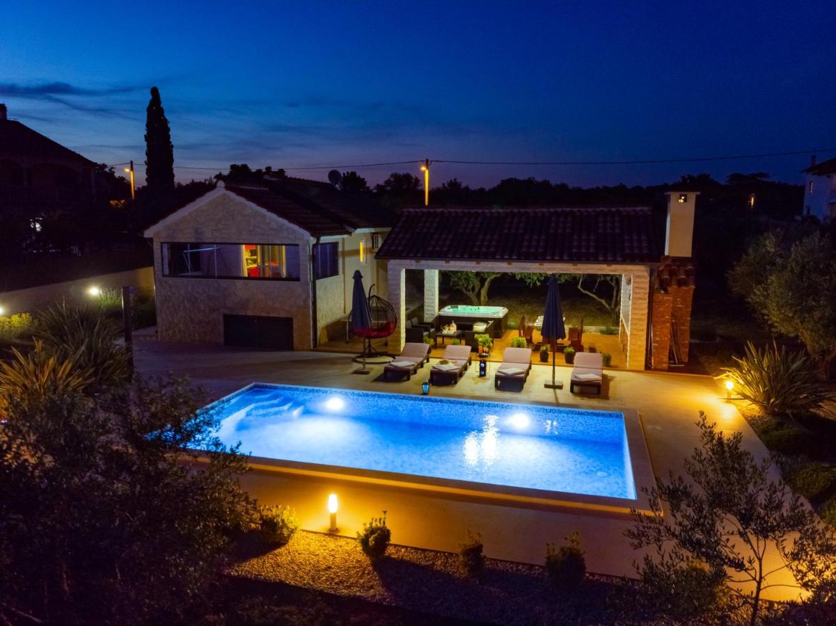 Villa Lorema-Pet Friendly On 5000 Sqm Garden,Pool, Jacuzzi, Billiard&Ps5 Sveti Filip i Jakov Exteriér fotografie
