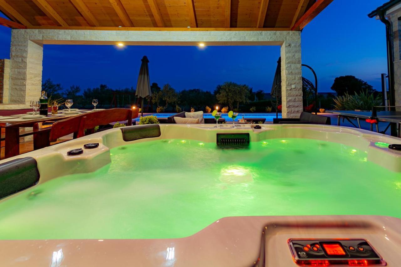 Villa Lorema-Pet Friendly On 5000 Sqm Garden,Pool, Jacuzzi, Billiard&Ps5 Sveti Filip i Jakov Exteriér fotografie