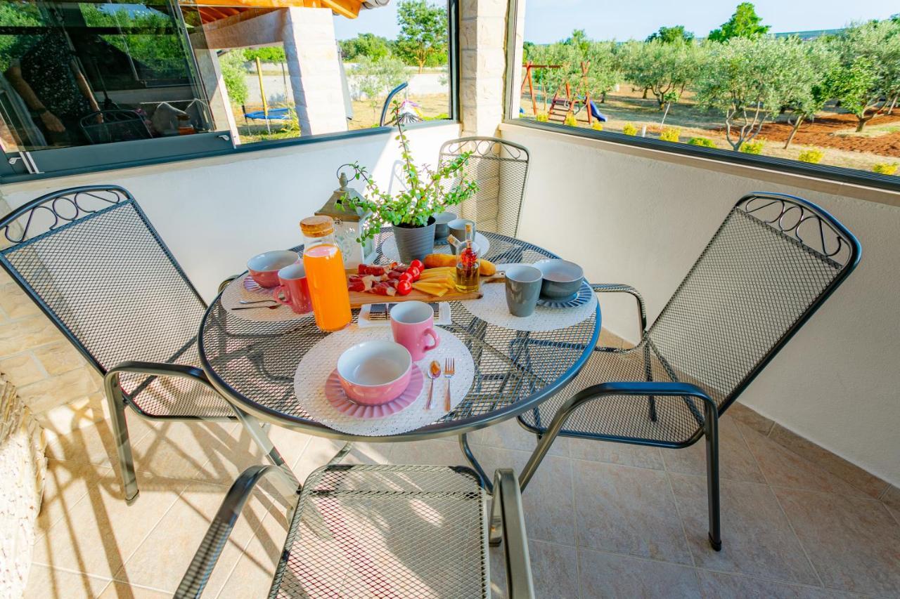 Villa Lorema-Pet Friendly On 5000 Sqm Garden,Pool, Jacuzzi, Billiard&Ps5 Sveti Filip i Jakov Exteriér fotografie