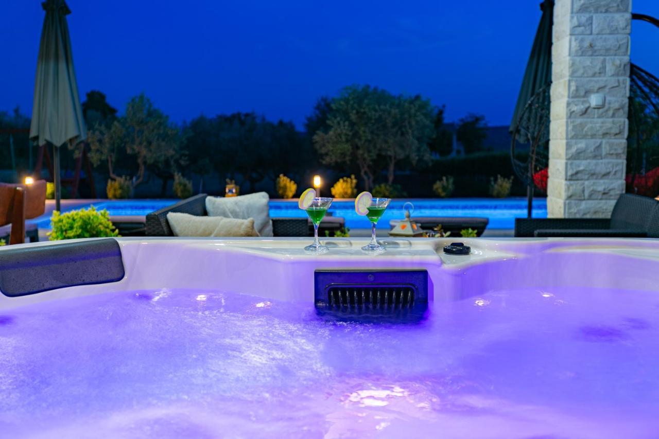 Villa Lorema-Pet Friendly On 5000 Sqm Garden,Pool, Jacuzzi, Billiard&Ps5 Sveti Filip i Jakov Exteriér fotografie
