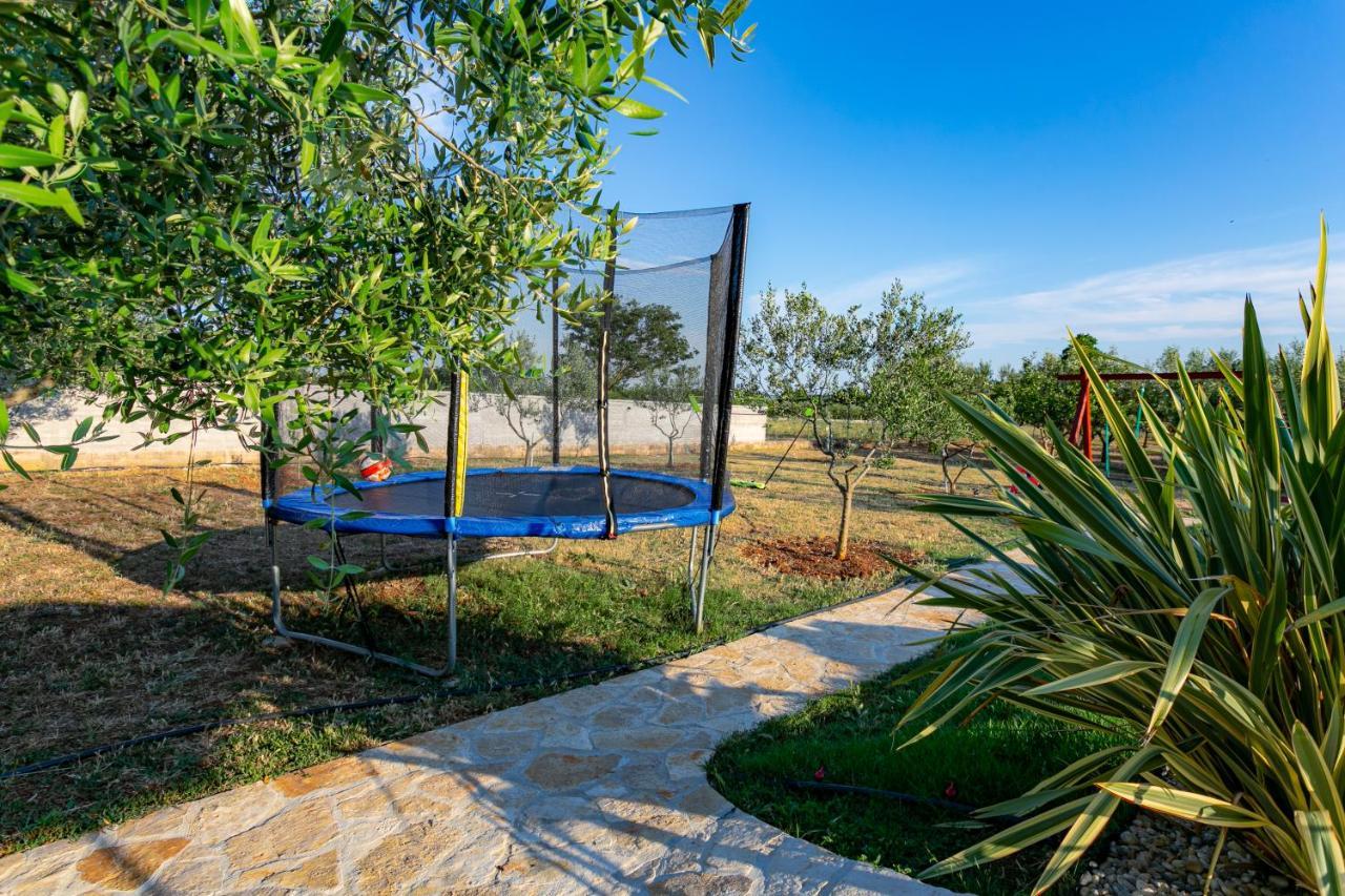 Villa Lorema-Pet Friendly On 5000 Sqm Garden,Pool, Jacuzzi, Billiard&Ps5 Sveti Filip i Jakov Exteriér fotografie