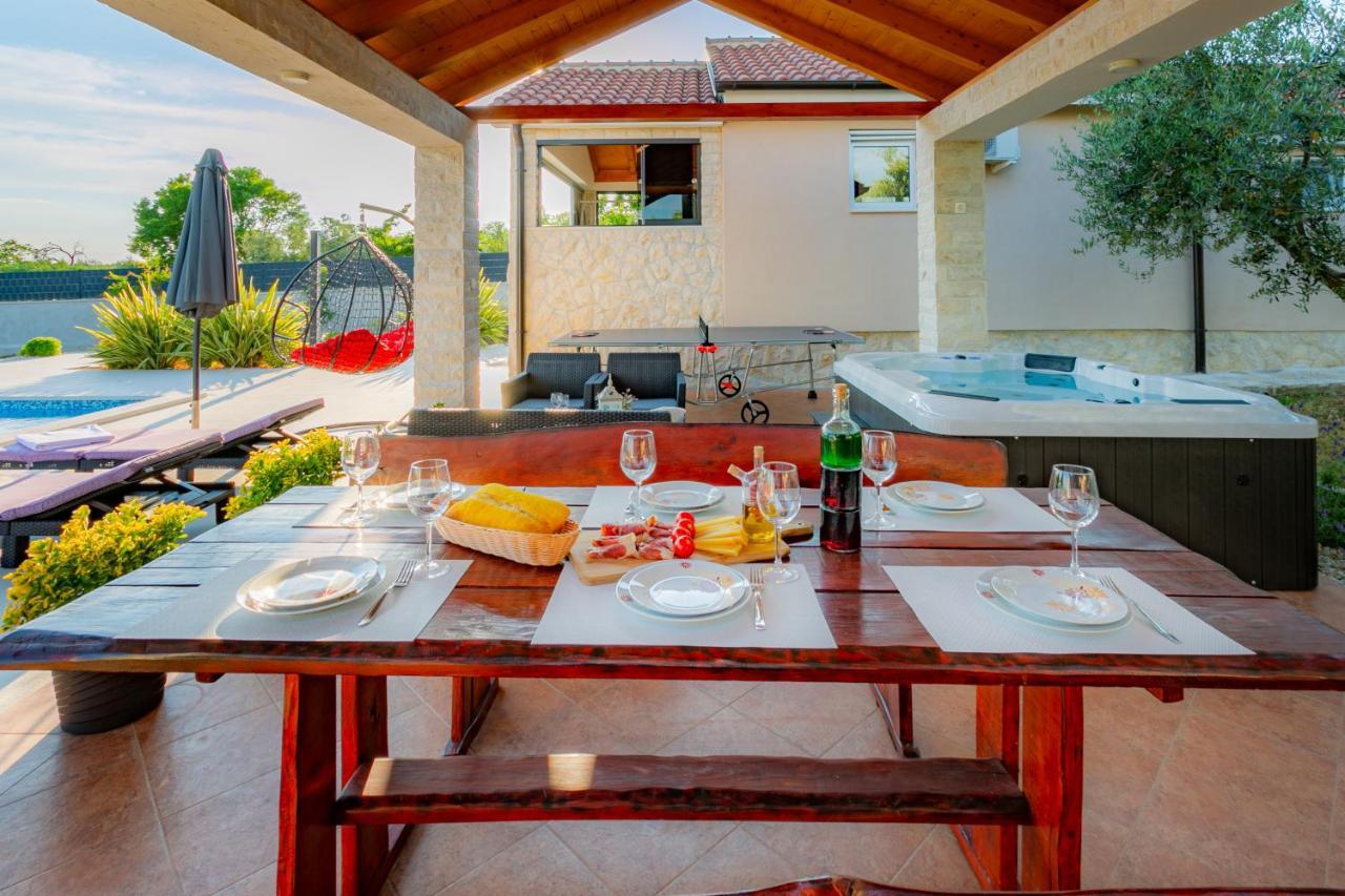 Villa Lorema-Pet Friendly On 5000 Sqm Garden,Pool, Jacuzzi, Billiard&Ps5 Sveti Filip i Jakov Exteriér fotografie