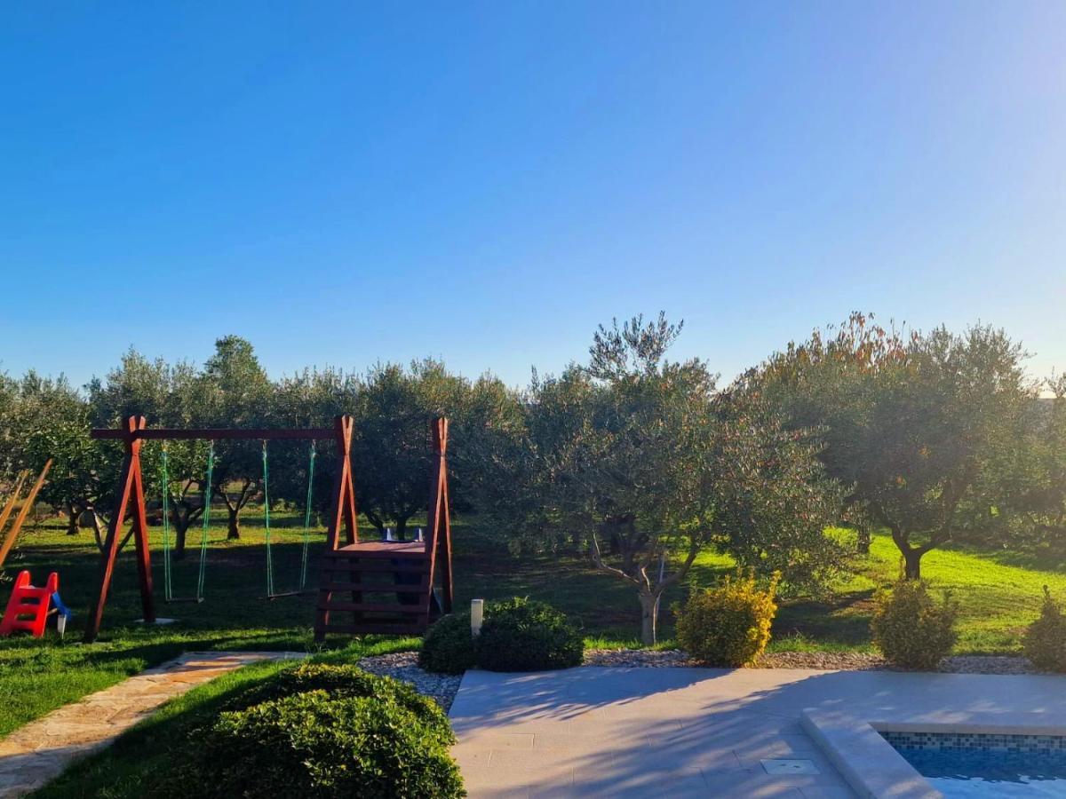 Villa Lorema-Pet Friendly On 5000 Sqm Garden,Pool, Jacuzzi, Billiard&Ps5 Sveti Filip i Jakov Exteriér fotografie